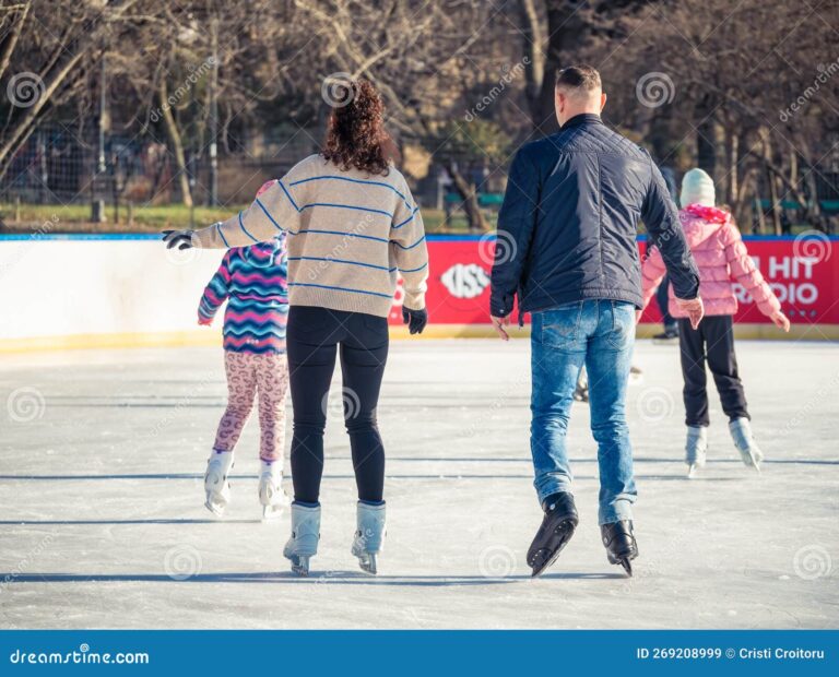 personas disfrutando del patinaje sobre hielo