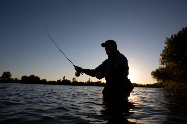 pesca recreativa en un lago tranquilo