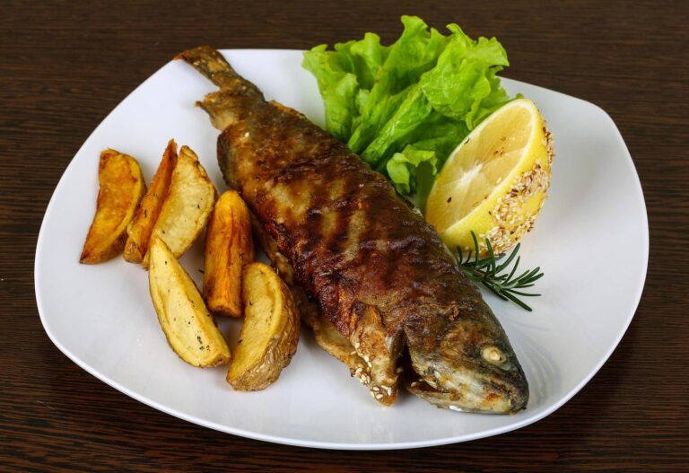 pescado a la parrilla con hierbas frescas