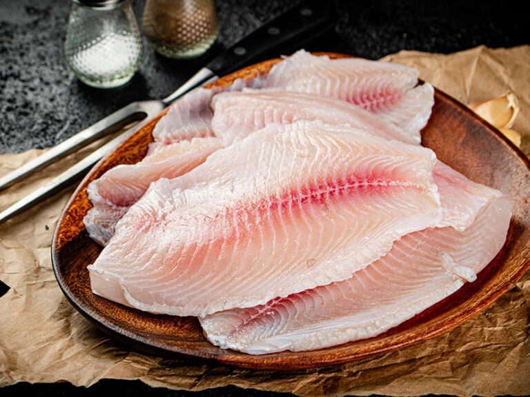 pescado fresco en un plato sin espinas