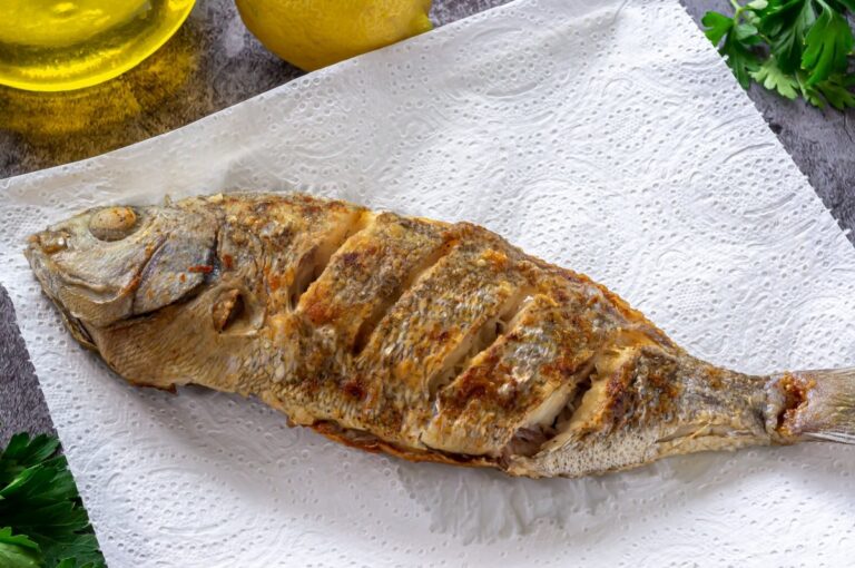 Cómo preparar una deliciosa receta de pescado frito con harina y cerveza 3 pescado frito dorado en una sarten