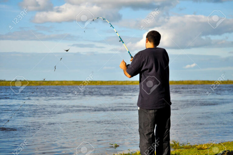 pescador disfrutando en el rio parana