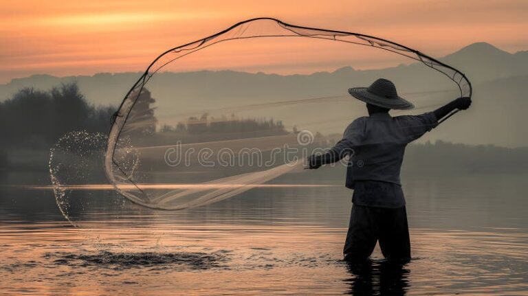pescador lanzando red en lago tranquilo
