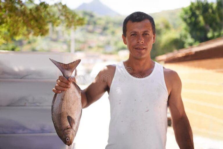 pescador sosteniendo una gran captura