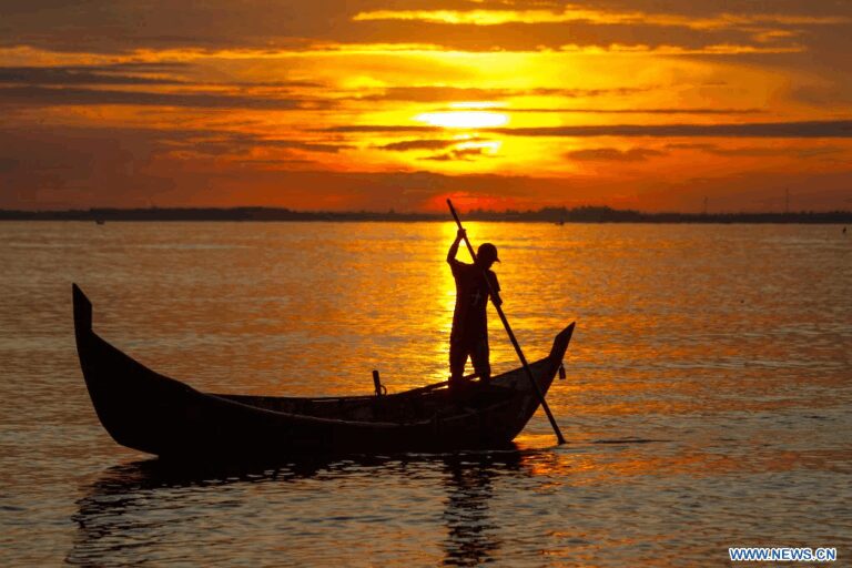 Qué enseña la pesca milagrosa en la Biblia sobre la fe 11 pescadores en un lago al amanecer