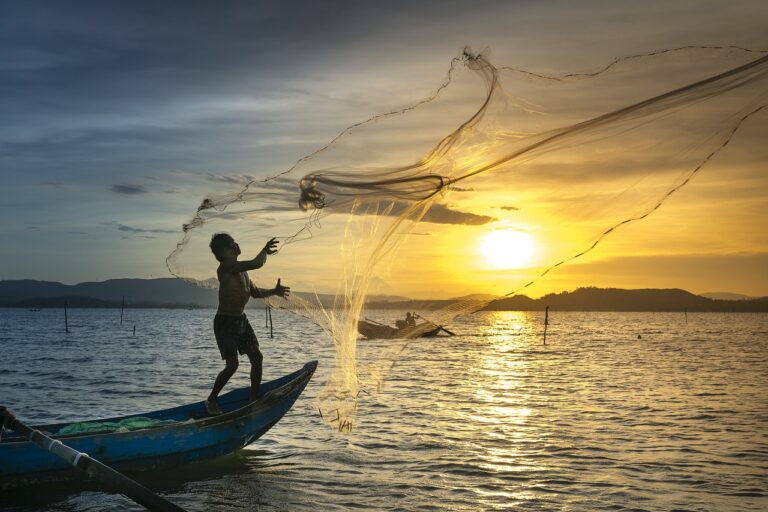 pescadores trabajando en el mar al amanecer