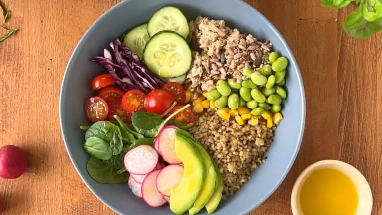 Es la dieta vegana una alternativa sostenible frente a la pesca 21 plato colorido de comida vegana