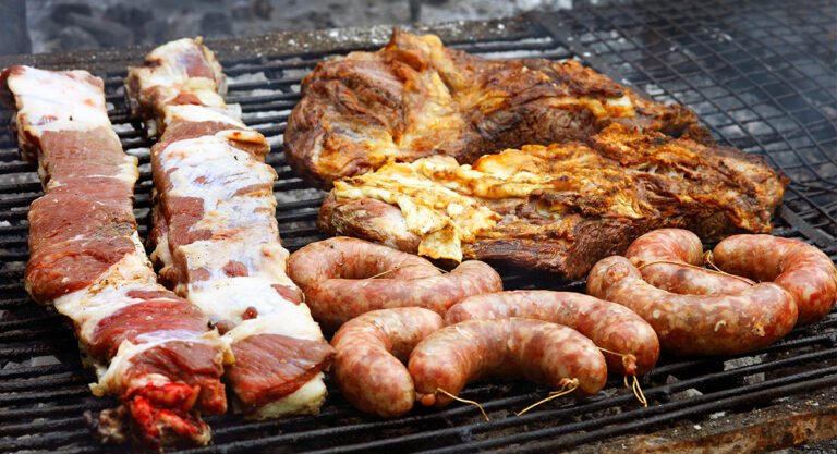 platos tipicos argentinos en una parrilla
