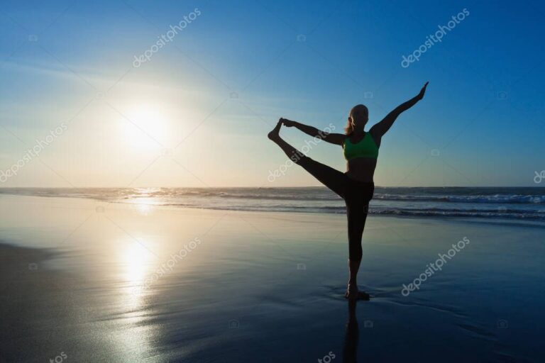 playa al atardecer con actividades recreativas