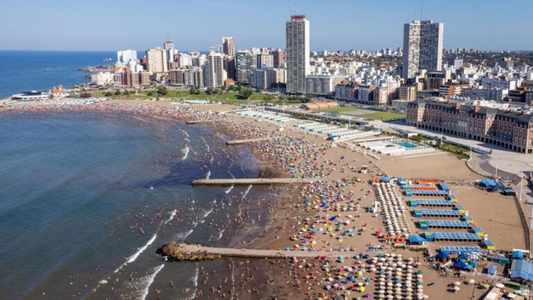 Cuántos grados va a hacer mañana en Mar del Plata 20 playa de mar del plata en un dia soleado