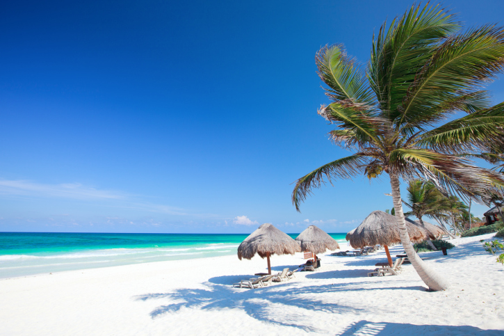 playa paradisiaca con actividades turisticas