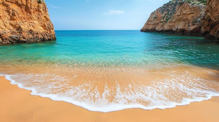playa tranquila con aguas cristalinas y sol