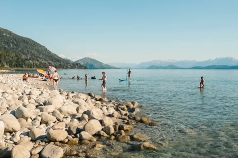 Dónde encontrar playa y camping libre en Lago Espejo