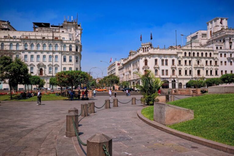 Qué actividades y lugares de interés hay en la Plaza San Martín de Santiago del Estero 7 plaza san martin con gente disfrutando