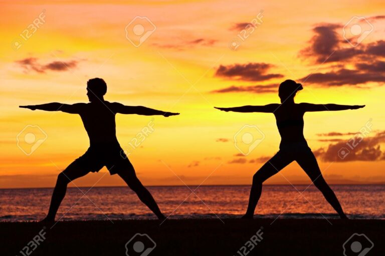 posturas de yoga en un paisaje sereno