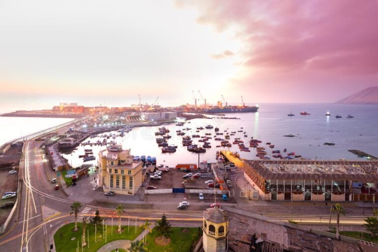 Cuales son las principales ciudades puerto y zonas francas en el norte de Chile 25 puerto de iquique al atardecer
