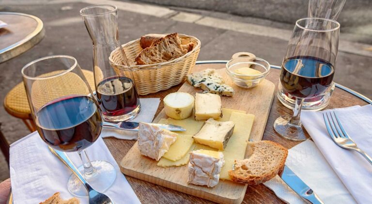 queso pan y vino en una mesa