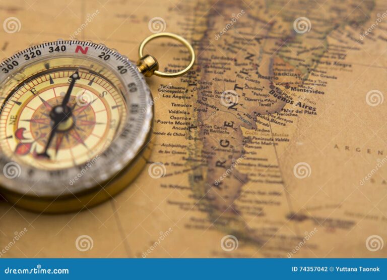 reloj antiguo sobre un mapa de argentina