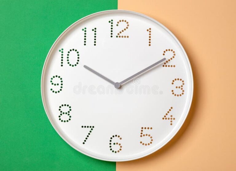reloj con hora en un fondo colorido