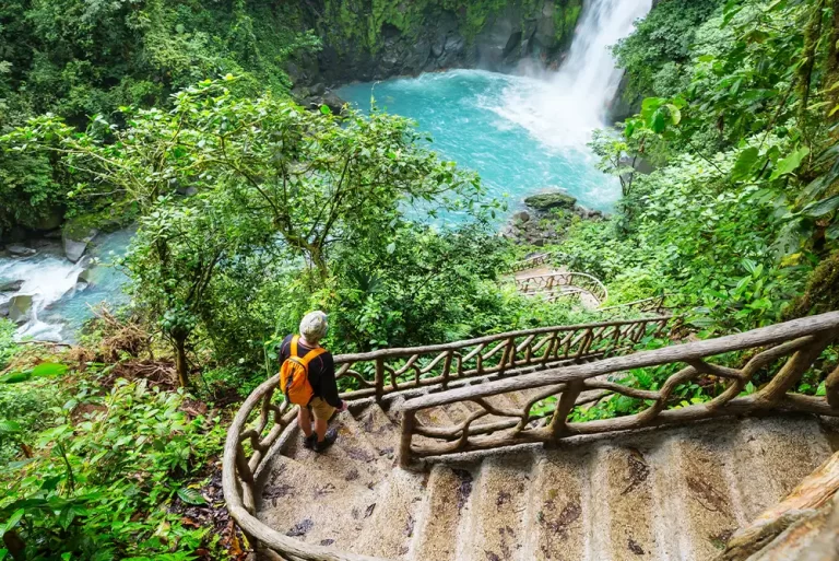 Cuál es el río más importante de Costa Rica y por qué 6 rio costa rica rodeado de naturaleza exuberante