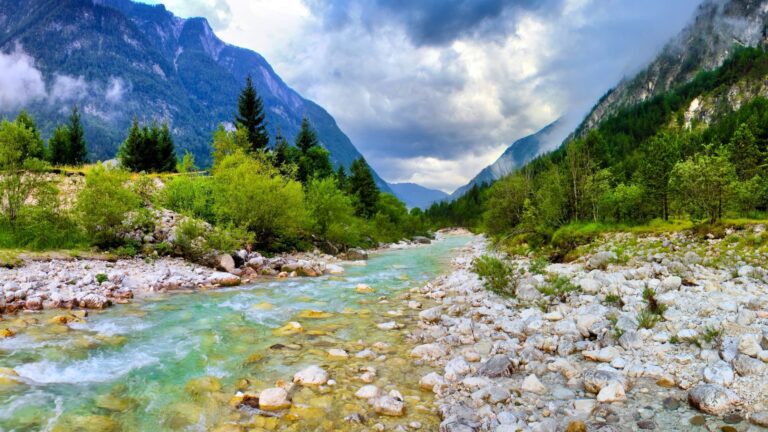 Qué significa el término "aguas arriba" en el contexto fluvial 28 rio fluyendo hacia montanas verdes