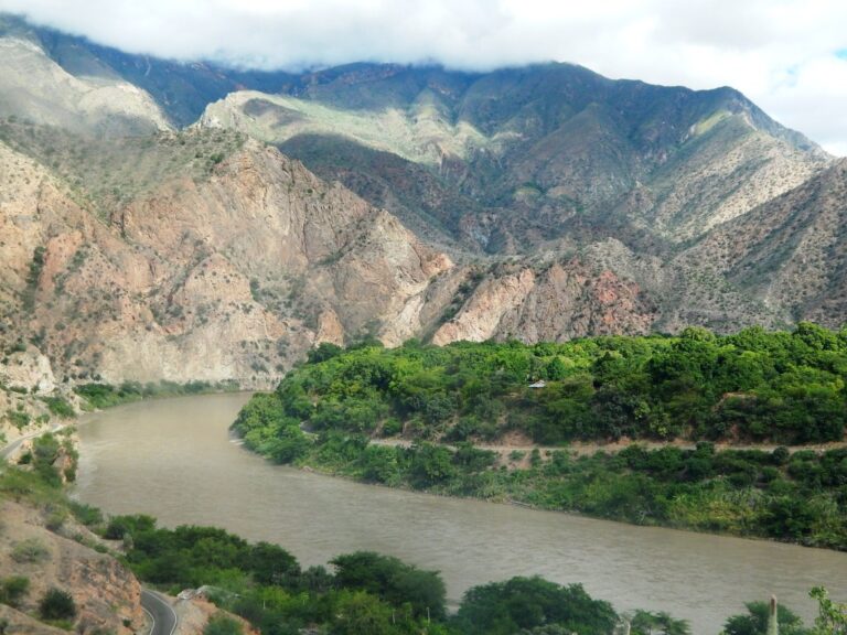rio maranon rodeado de naturaleza exuberante