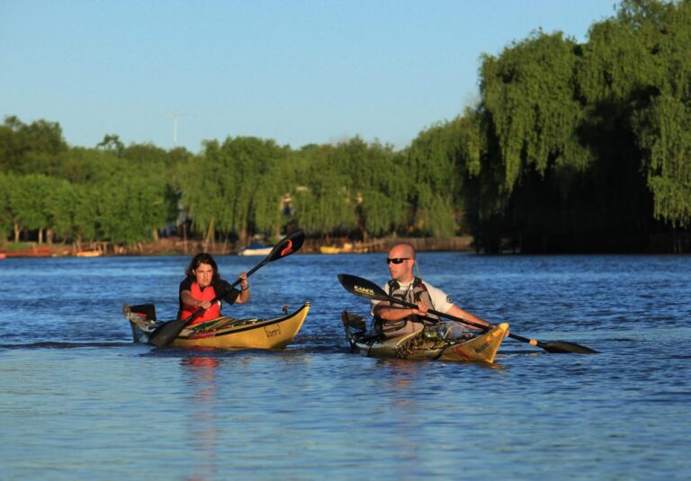 Qué funciones tiene la Comisión Administradora del Río Uruguay 23 rio uruguay con paisajes naturales y actividades