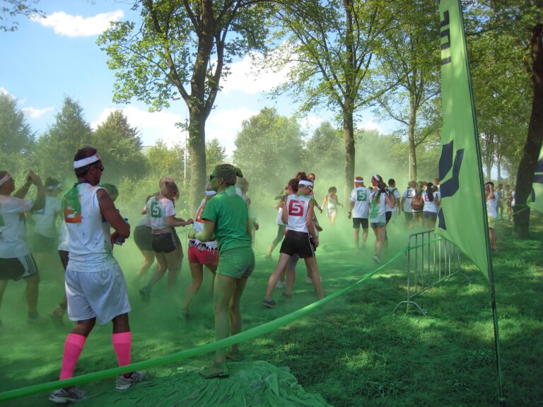 Qué ofrece Compañía del Sol en su colección de ropa deportiva 6 ropa deportiva en accion al aire libre