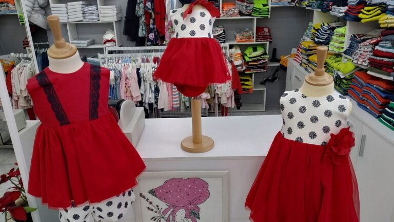 ropa infantil colorida en un mercado mayorista