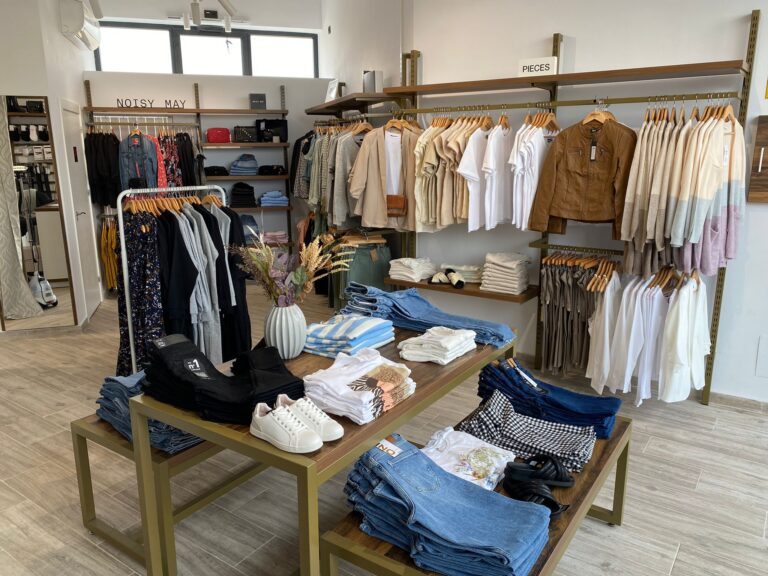 ropa y accesorios en tienda moderna
