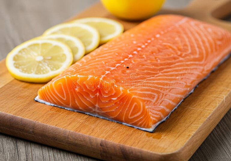 Es seguro comer salmón de río y cómo se prepara correctamente 24 salmon fresco sobre una tabla de madera