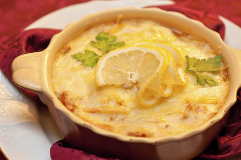 Cómo hacer una deliciosa salsa para pescado con queso crema 11 salsa cremosa en un bol con pescado