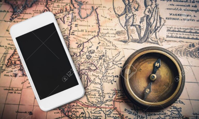 telefono antiguo junto a un mapa