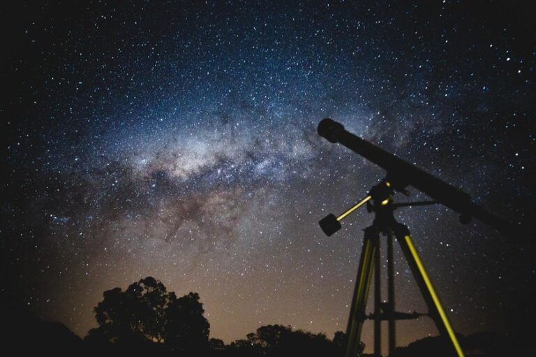 telescopio en un cielo estrellado