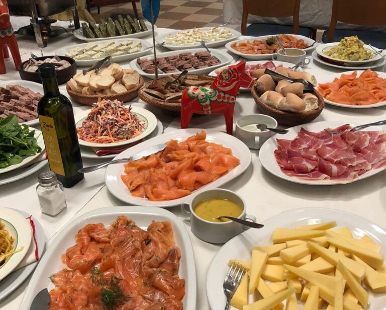 tenedor libre buffet con comida variada