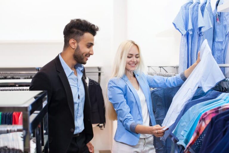 tienda de ropa con clientes felices