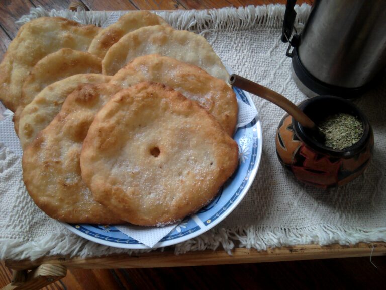 tortas fritas doradas en una mesa 2