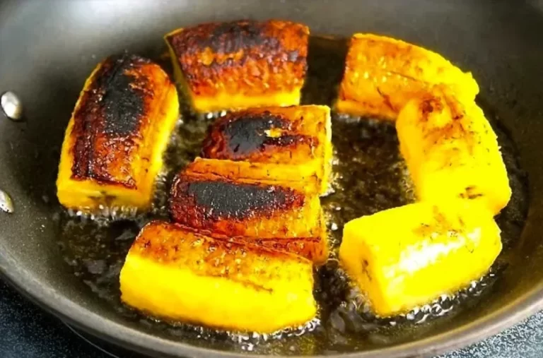 tortas fritas dorandose en una sarten