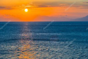 tranquila costa de mar azul al atardecer