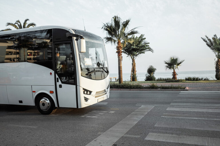 transporte en autobus hacia la playa