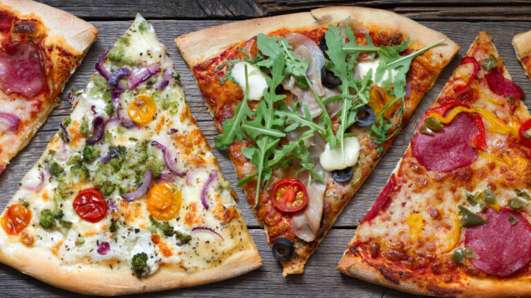 Qué opciones de pizza hay en Cala San Martín 21 variedad de pizzas sobre una mesa
