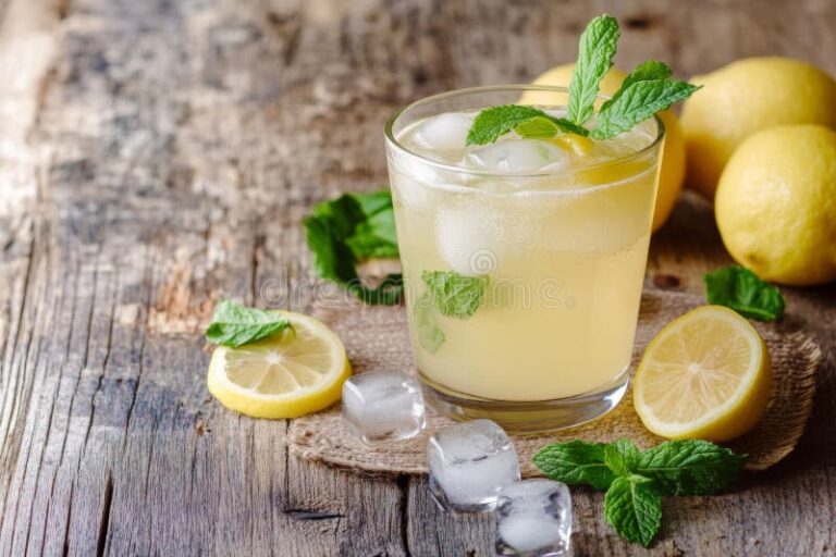 Cuántos limones hay en un kilo y cómo calcularlo fácilmente 18 vasos de limones frescos sobre una mesa