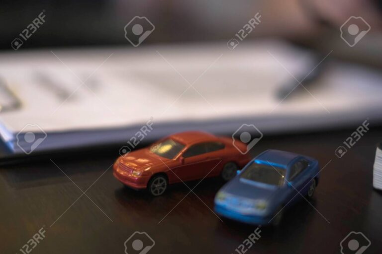 Qué requisitos necesito para la autorización notarial de un vehículo 15 vehiculo estacionado con documentos en mesa