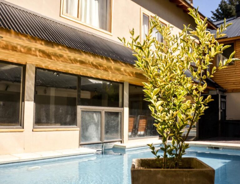 vista exterior de roca aparts suites