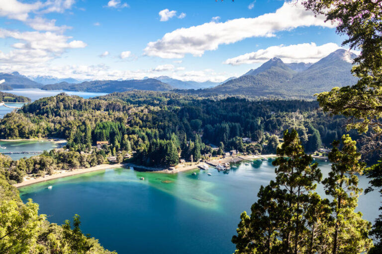 vista panoramica de bariloche y sus montanas