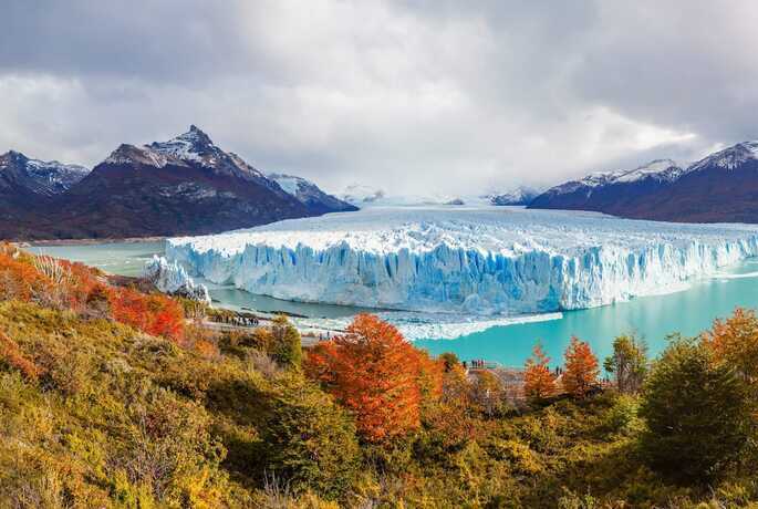 vista panoramica de el calafate y montanas