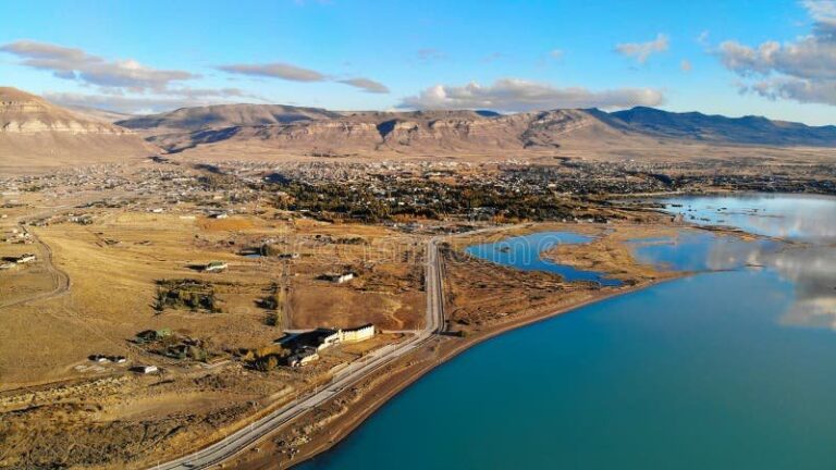 vista panoramica de un lago en argentina