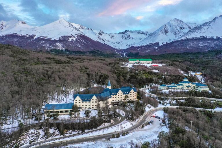 Qué servicios ofrece Las Hayas Ushuaia Resort para los visitantes